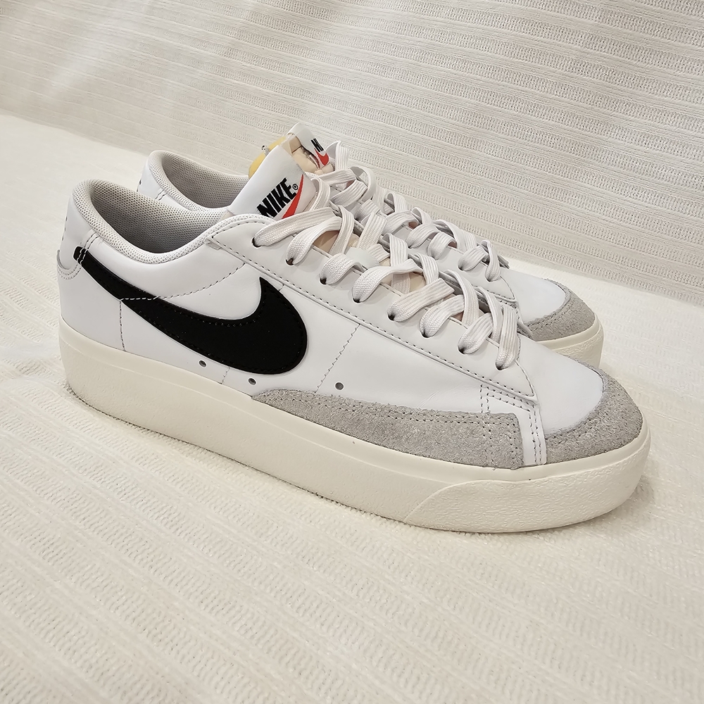 Nike White Black & Gray Low-Top Sneakers